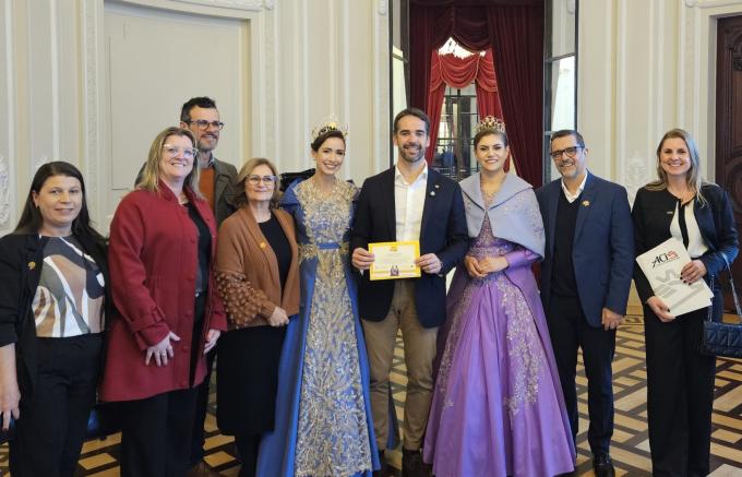 Comitiva do 33º FestiQueijo entrega convite oficial ao governador Eduardo Leite