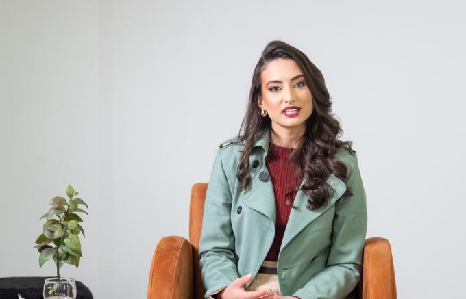 Candidata ao título de rainha e princesas da Festa da Uva 2026, Letícia Comin da Silva, realiza visitas no comércio caxiense