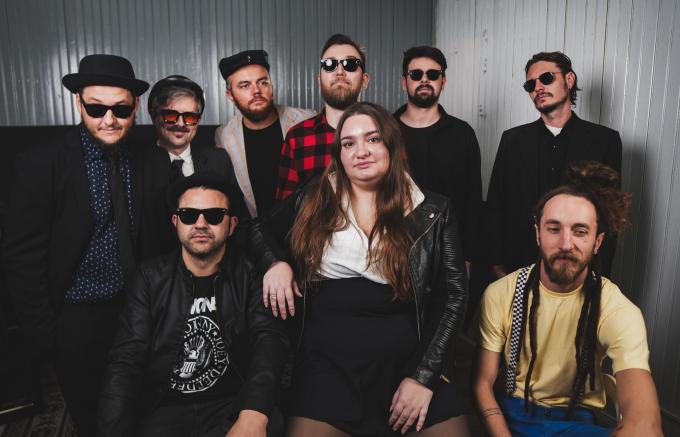 Skaçulinhas lança primeiro EP com show especial para convidados