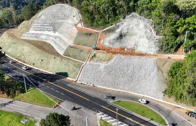 CSG avança em obras estratégicas na ERS-122 e entra na fase final de reconstrução de talude em Caxias do Sul