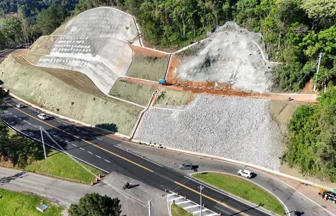 CSG avança em obras estratégicas na ERS-122 e entra na fase final de reconstrução de talude em Caxias do Sul