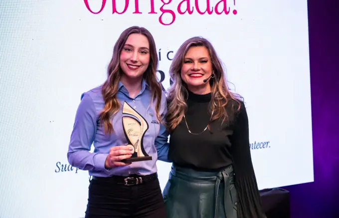 2ª vice-presidente da Cooperativa Vinícola Aurora é homenageada no 1º Prêmio Campo e Batom, da Expointer