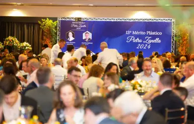 Simplás premia profissionais da indústria do plástico e destaca jovem formada pelo EducaMais