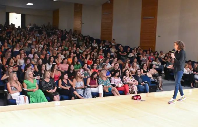 Especialista em linguagem corporal e microexpressões faciais, Carol Portilho palestra em evento aberto e gratuito da CDL Mulher Caxias