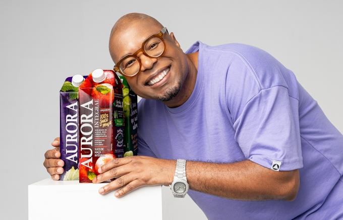 Vinícola Aurora lança campanha para o Suco Integral com participação especial de Buchecha, artista ícone dos anos 1990