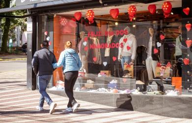 Pesquisa da CDL Caxias projeta crescimento de 10,8% no ticket médio para o Dia dos Namorados